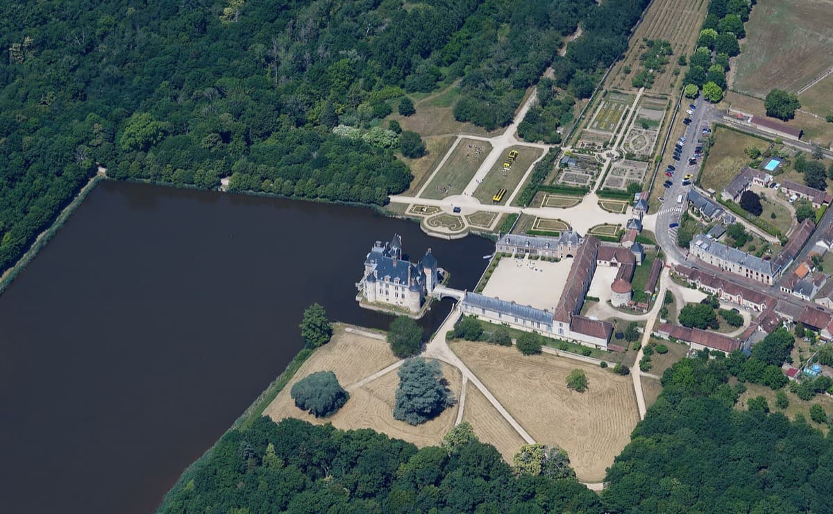 La Bussière et ses douves en eau, entourés de jardins potagers, vus du sud.