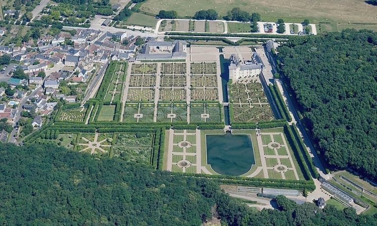 Villandry vu du ciel, ses jardins à la française dessinant un damier de buis taillés.